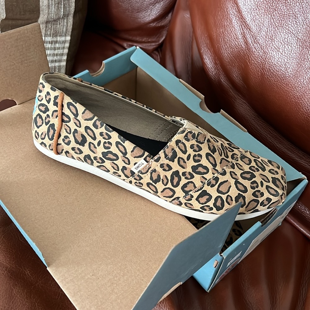 NWT Women’s 8.5 Toms Shoes